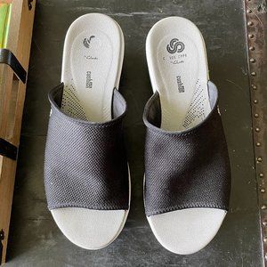 Clark's Cloud Steppers Sandals. Black